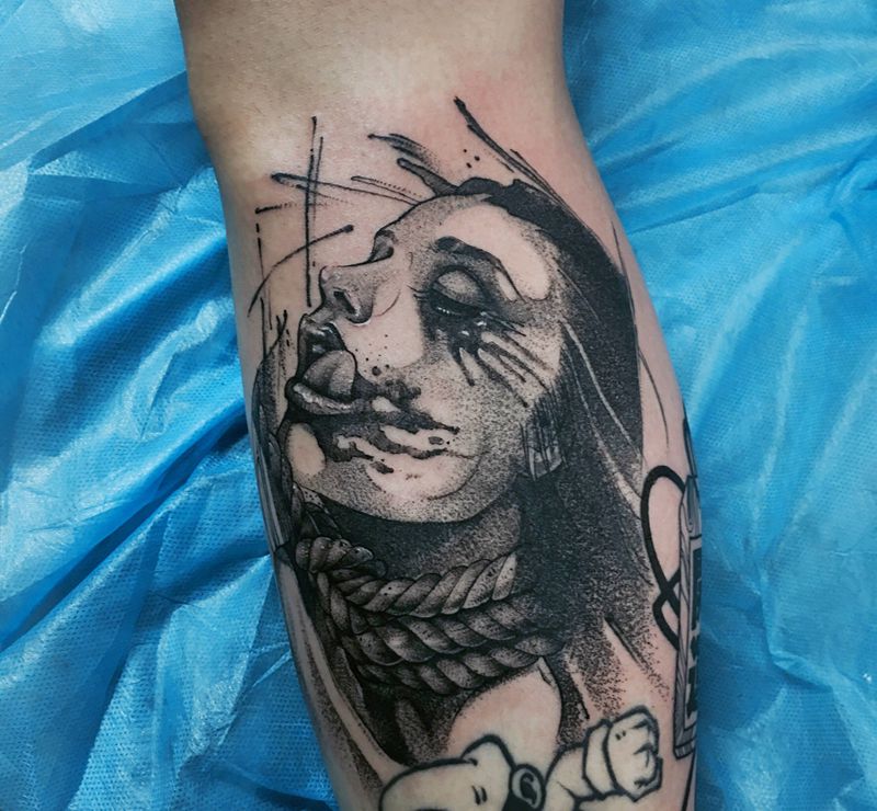 尻舐めている女の子纹身图片_腿部点刺纹身图案