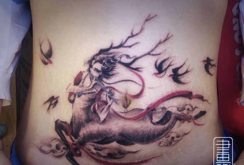 九色鹿纹身图片_腹部新传统九色鹿疤痕妊娠纹纹身图案