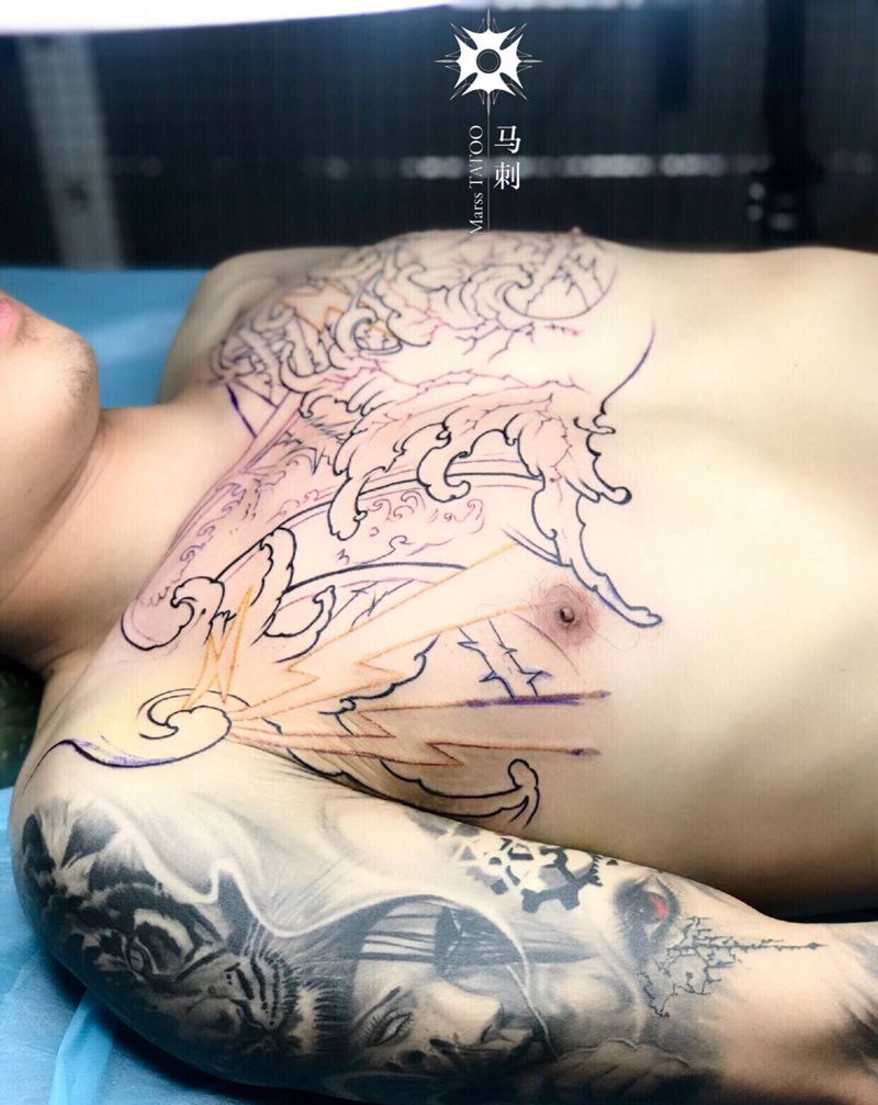 浪纹身图片_胸部纹身图案