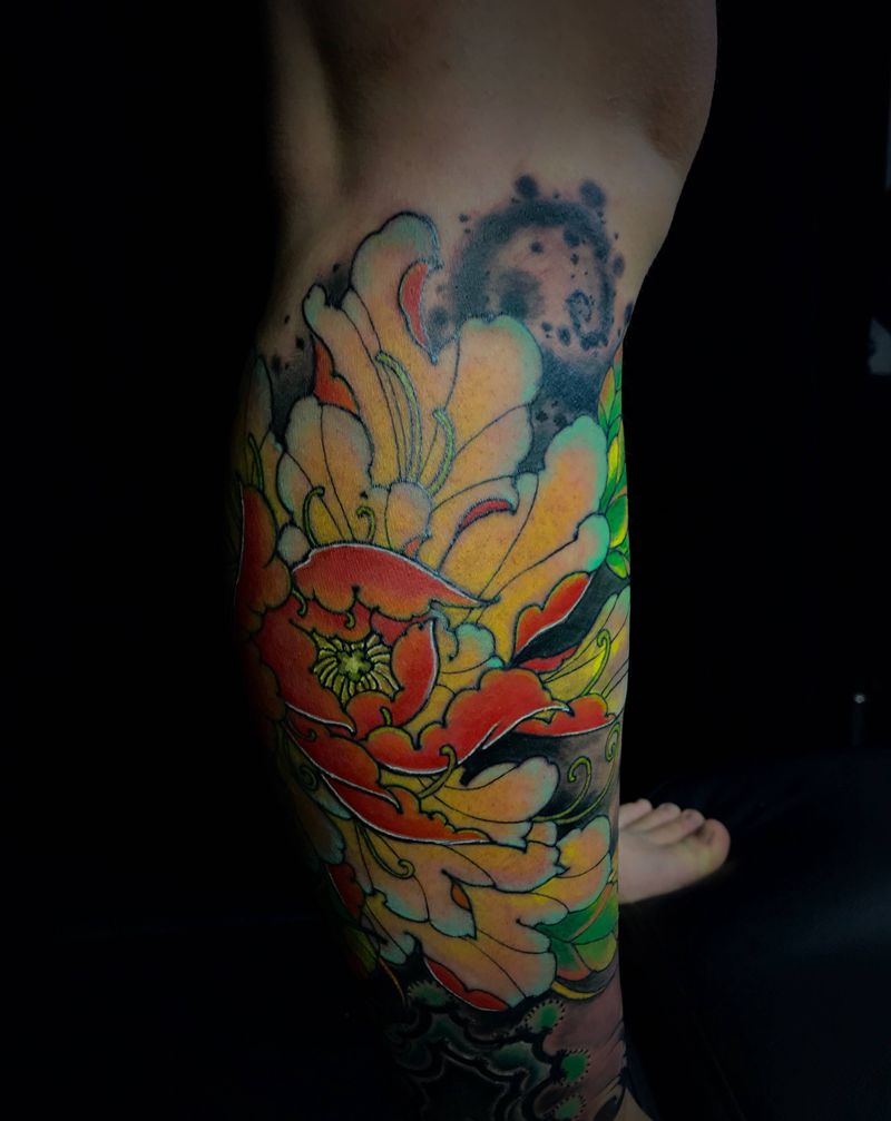 牡丹遮盖纹身图片_腿部脚部新传统纹身图案