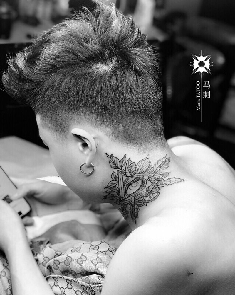 上帝之眼纹身图片_颈部纹身图案