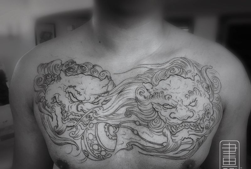 唐狮花胸纹身图片_胸部新传统唐狮黑灰唐狮花胸纹身图案