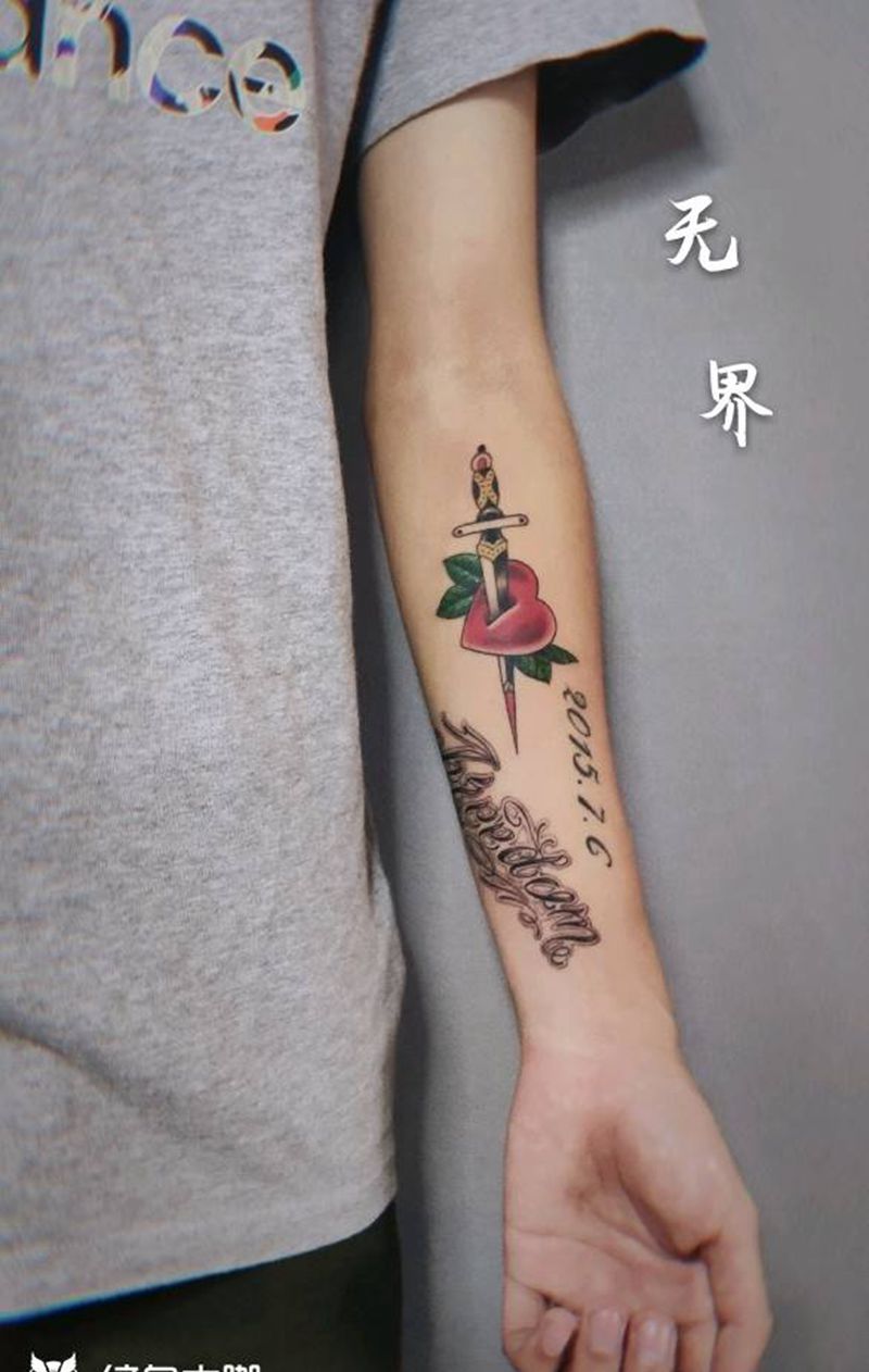 小图纹身图片_手臂New School剑匕首心纹身图案