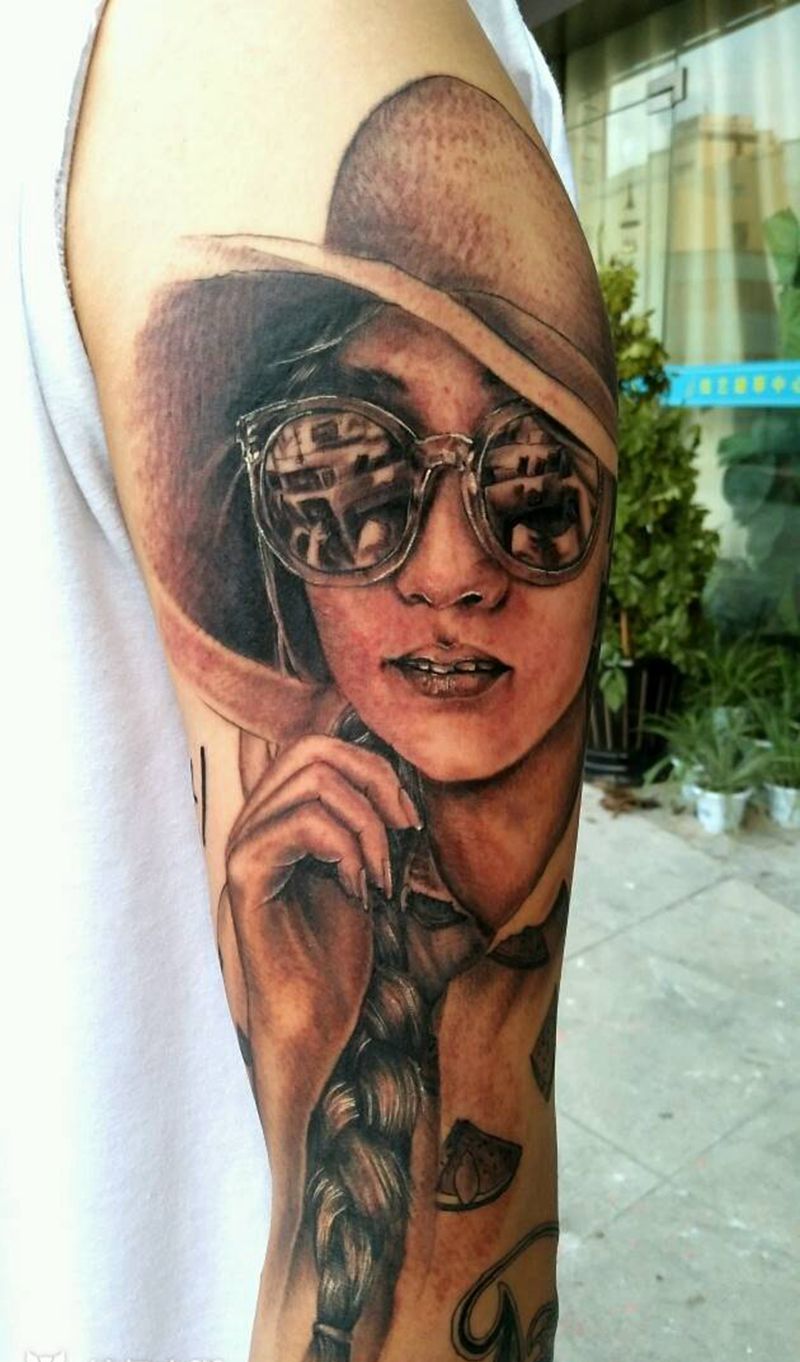 大臂肖像完工  小臂外侧花体字纹身图片_手臂欧美肖像人物成品纹身图案