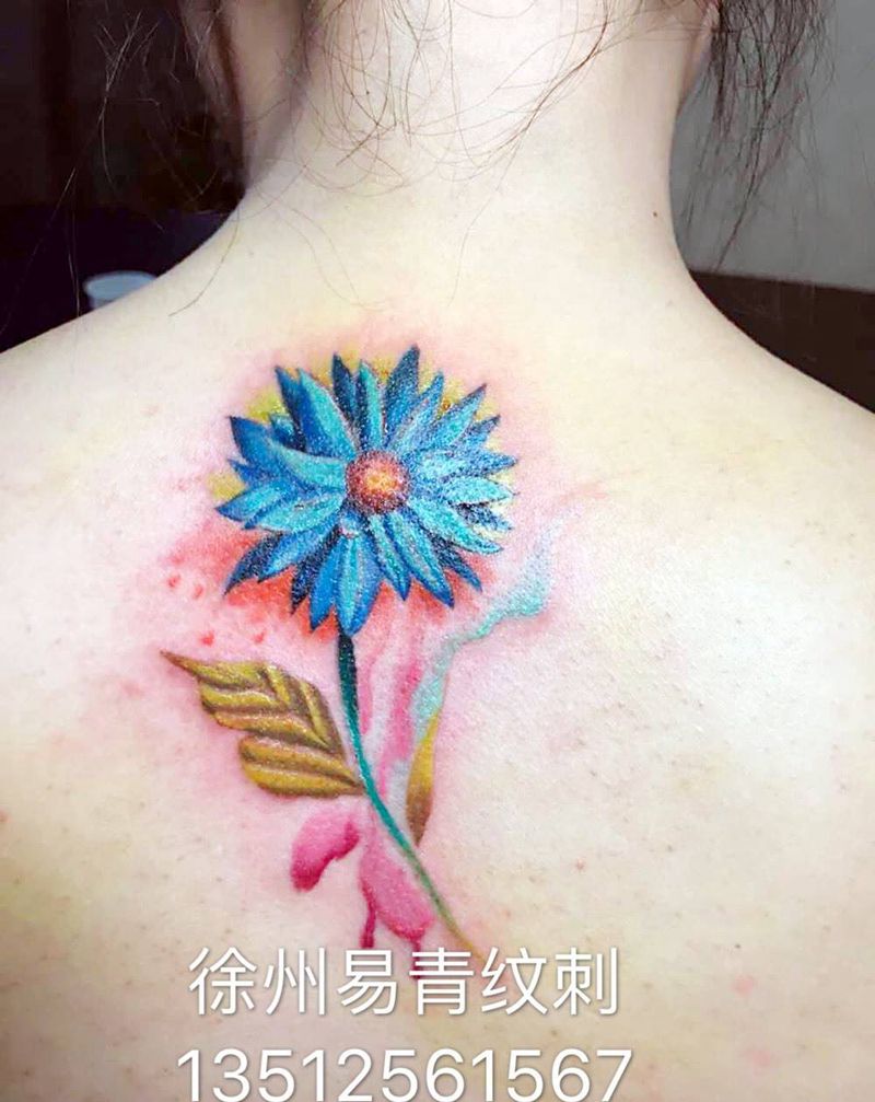 后背雏菊纹身图片