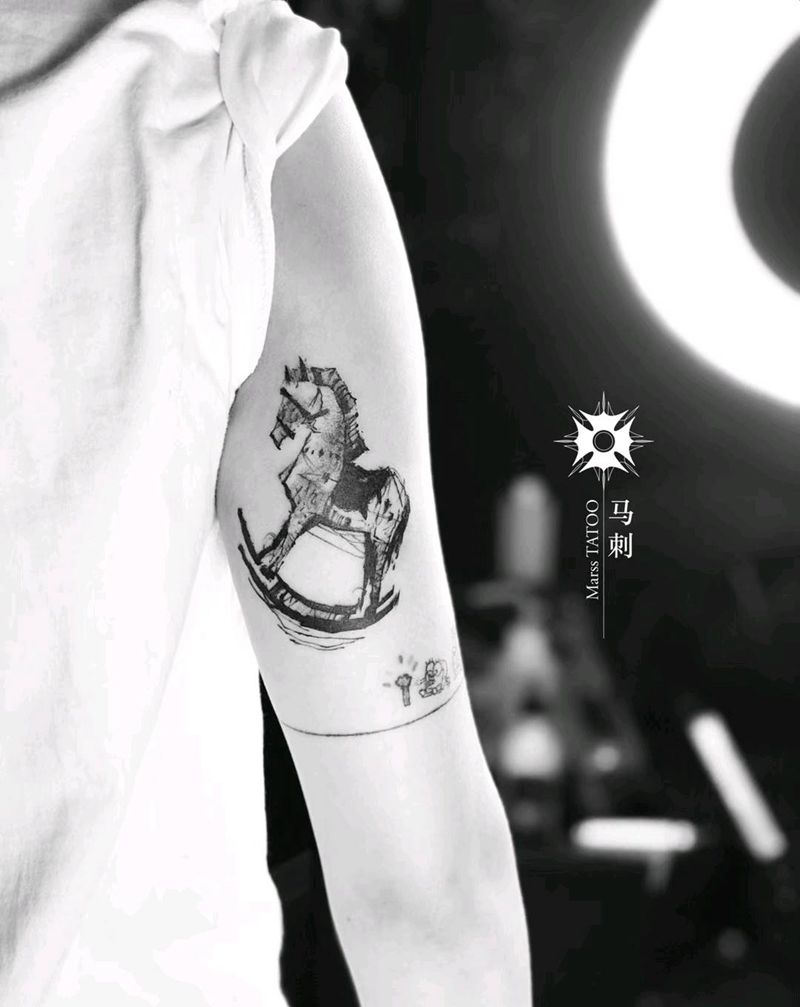 小木马纹身图片_手臂纹身图案