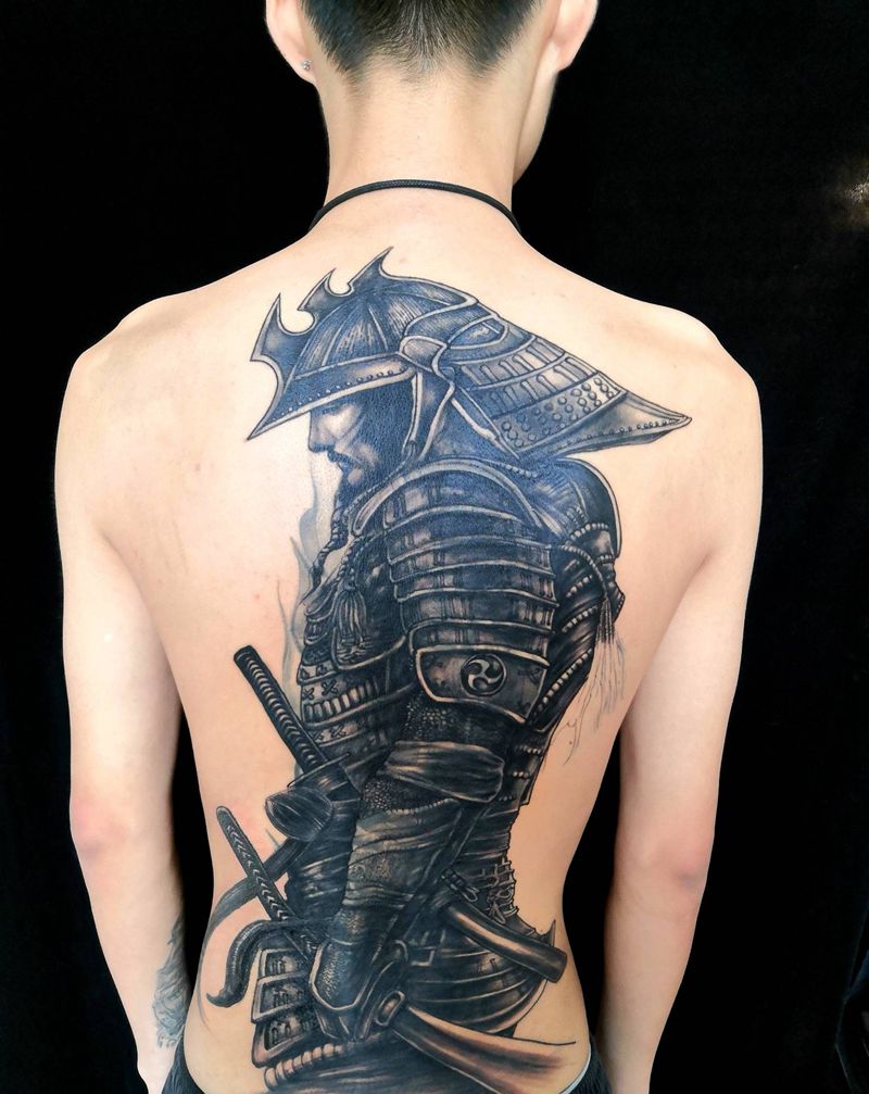 后背武士遮盖未提白纹身图片_背部纹身图案