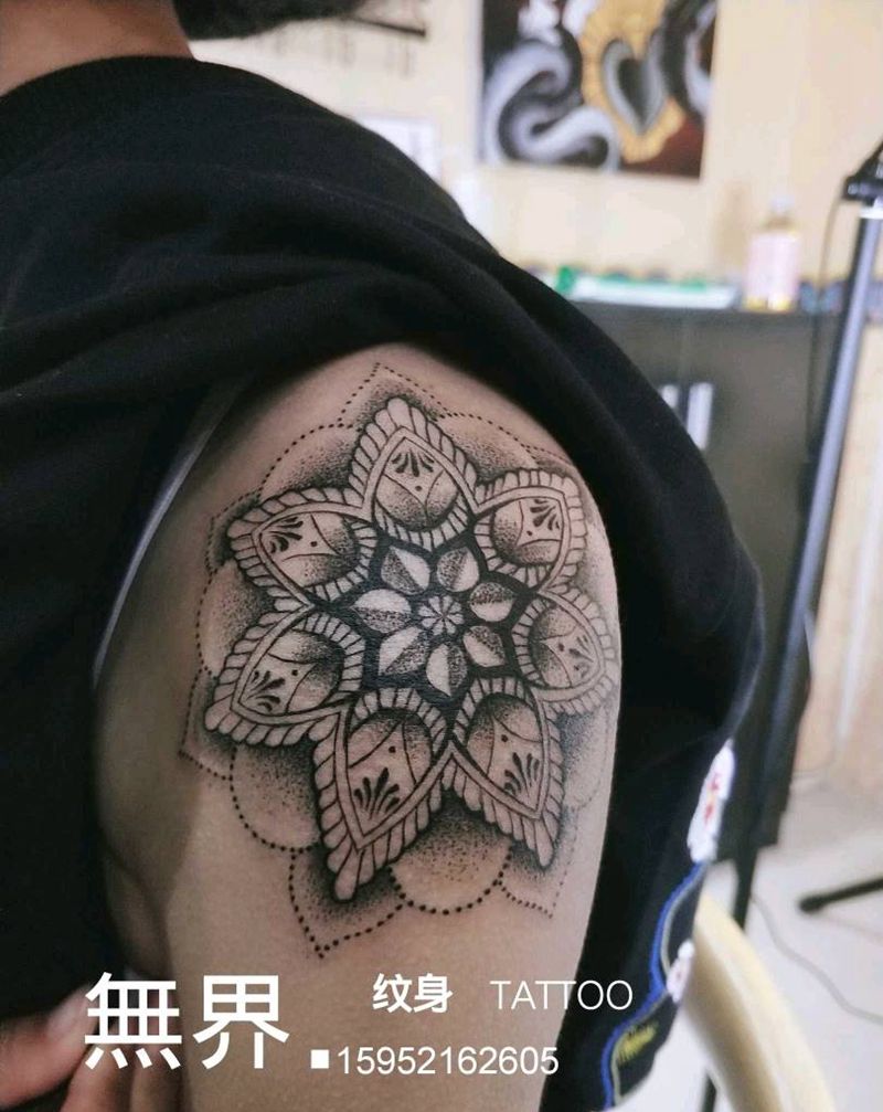 点刺梵花纹身图片_肩部点刺梵花纹身图案