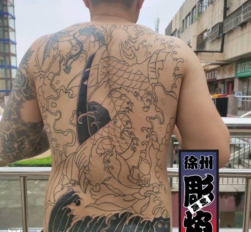 鲤鱼遮盖纹身图片_背部新传统纹身图案