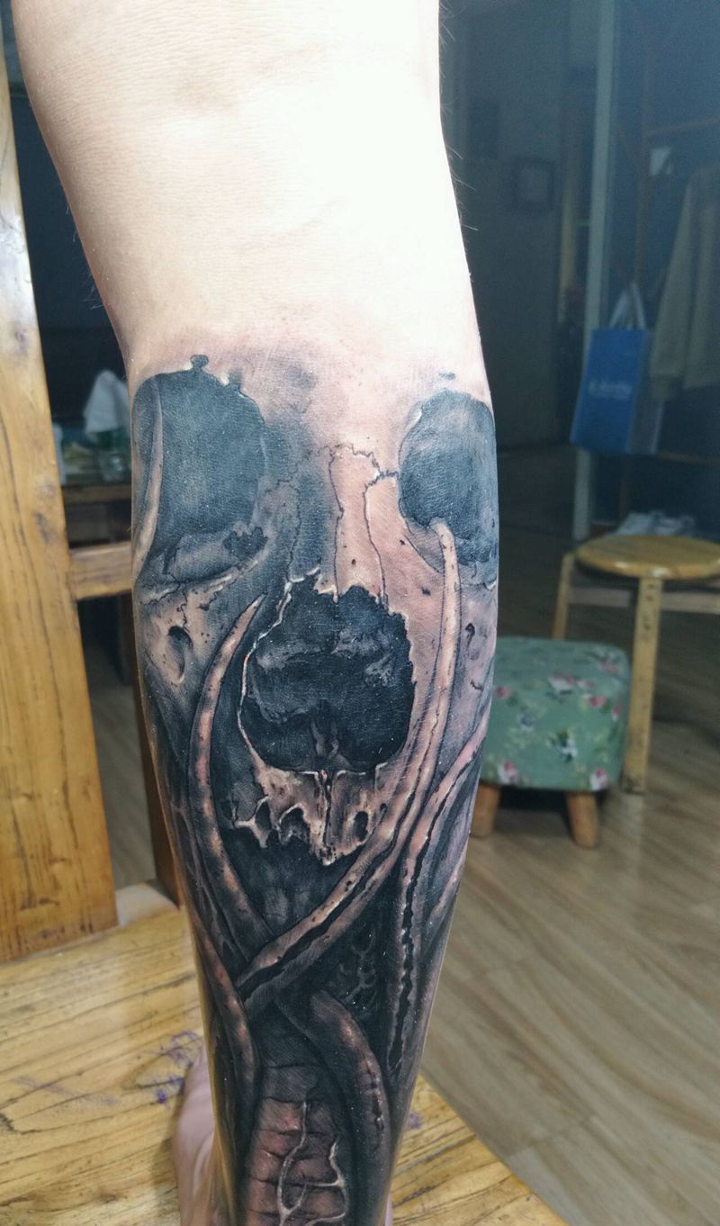 骷髅触角纹身图片_腿部欧美写实原创纹身图案