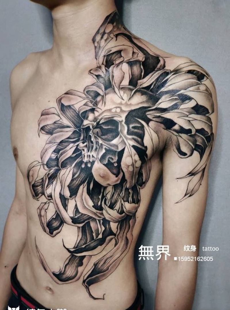 骷髅纹身图片_胸部腹部骷髅菊花纹身图案