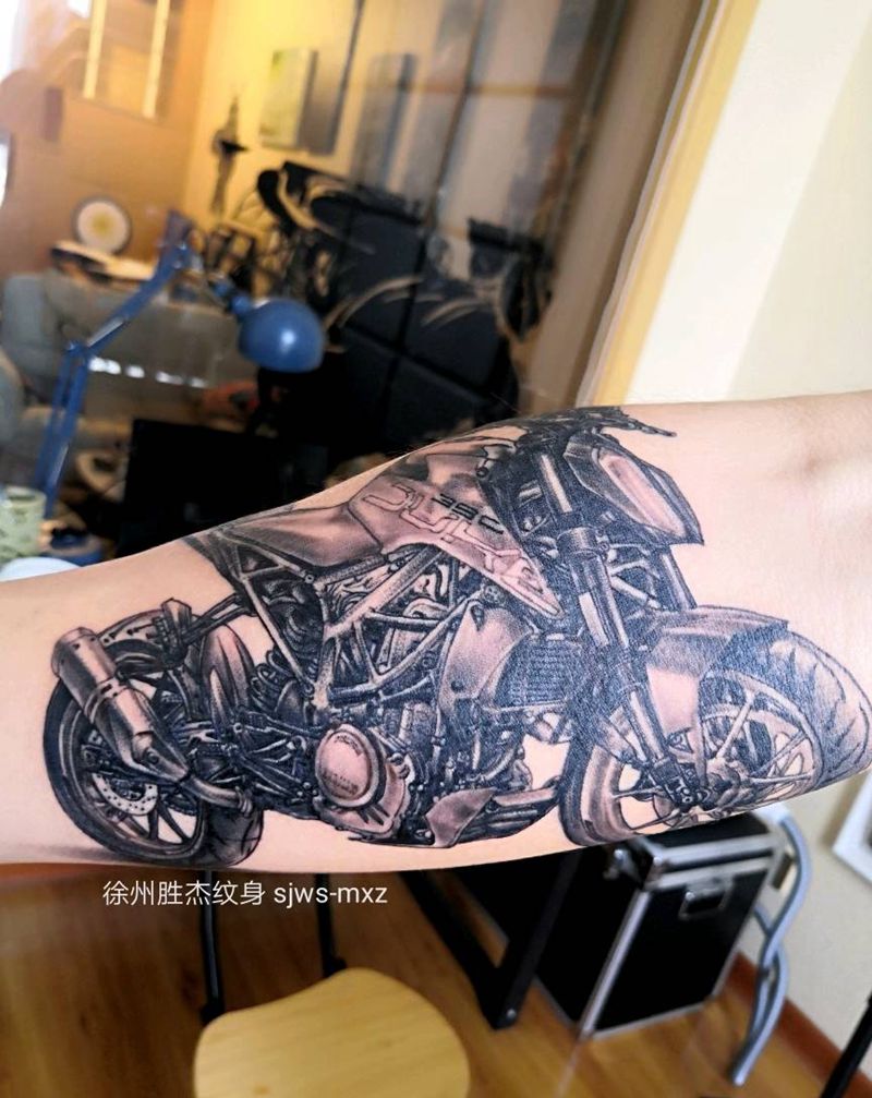 小臂写实机车纹身图片_手臂纹身图案