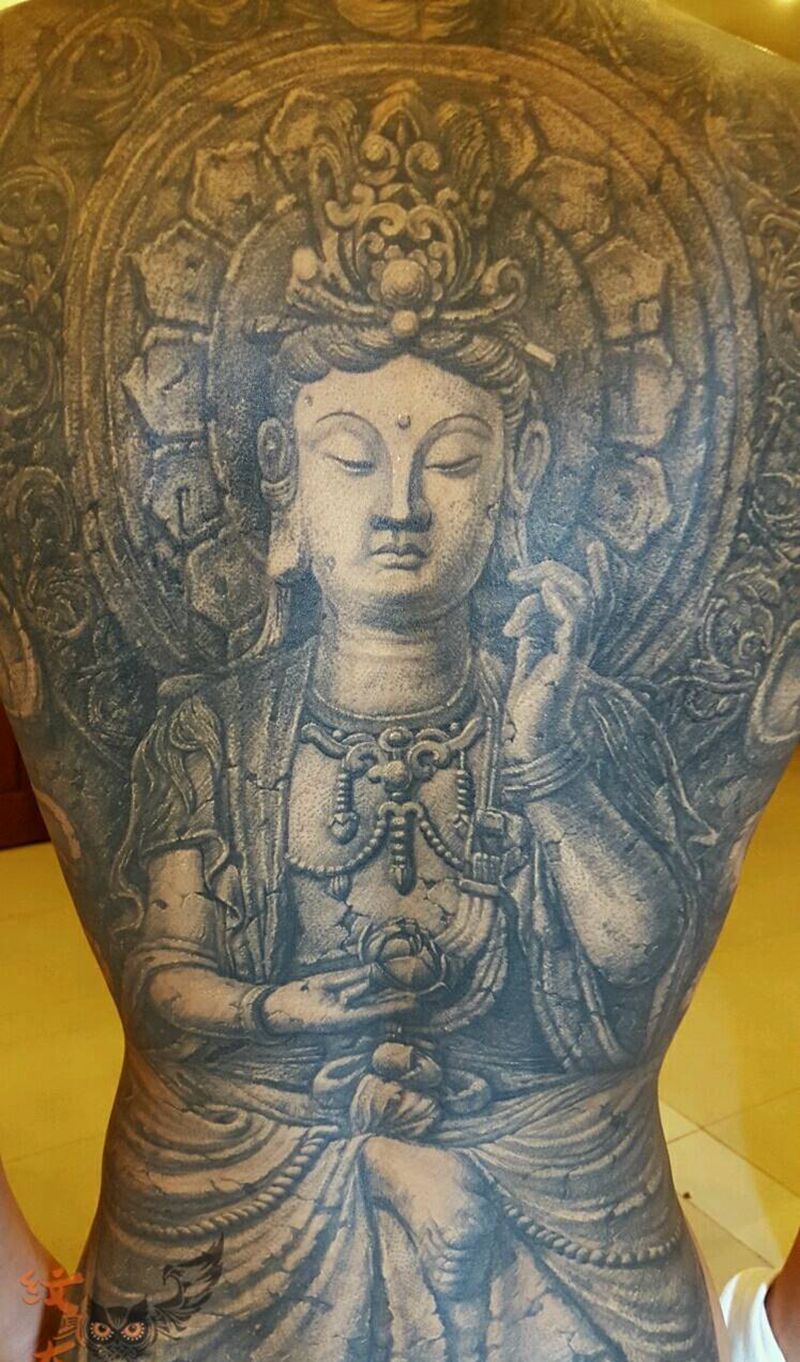 思维菩萨纹身图片_背部欧美肖像写实宗教石雕纹身图案