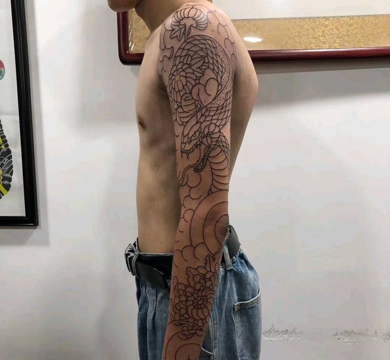 日式菊花蛇花臂纹身图片_手部手臂老传统纹身图案