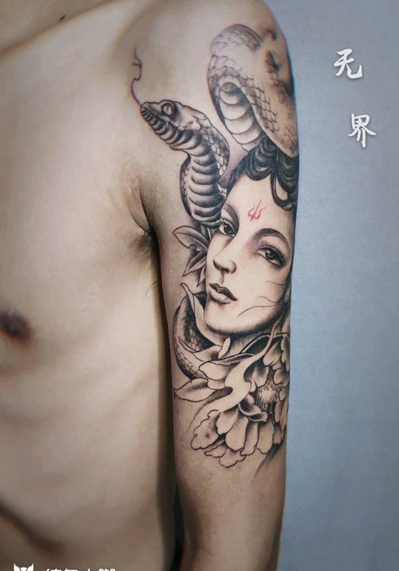 青蛇纹身图片_手臂肩部新传统艺伎美女蛇纹身图案