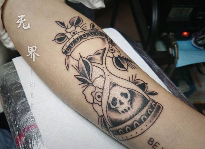 未完成纹身图片_手臂Old School沙漏纹身图案