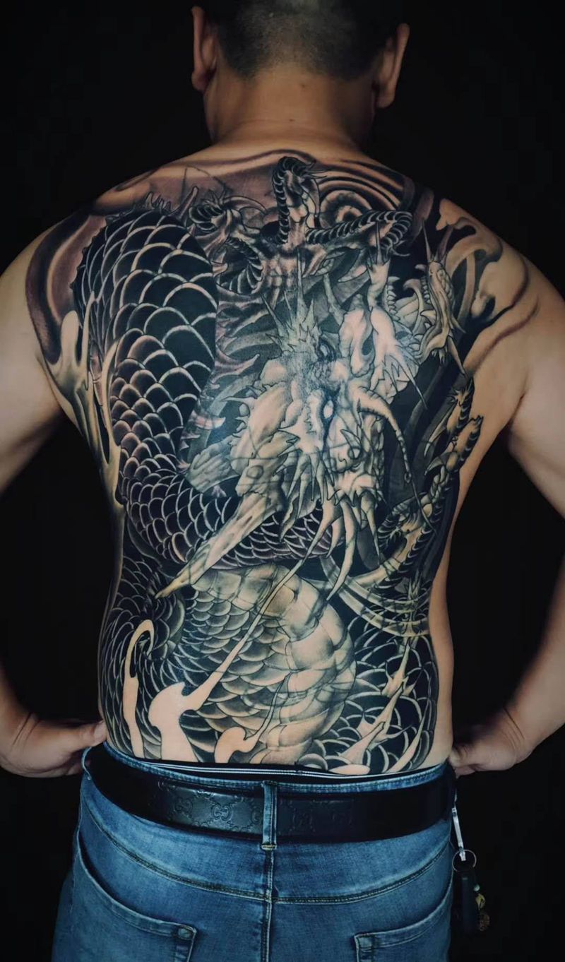 满背龙遮盖纹身图片_背部新传统龙纹身图案