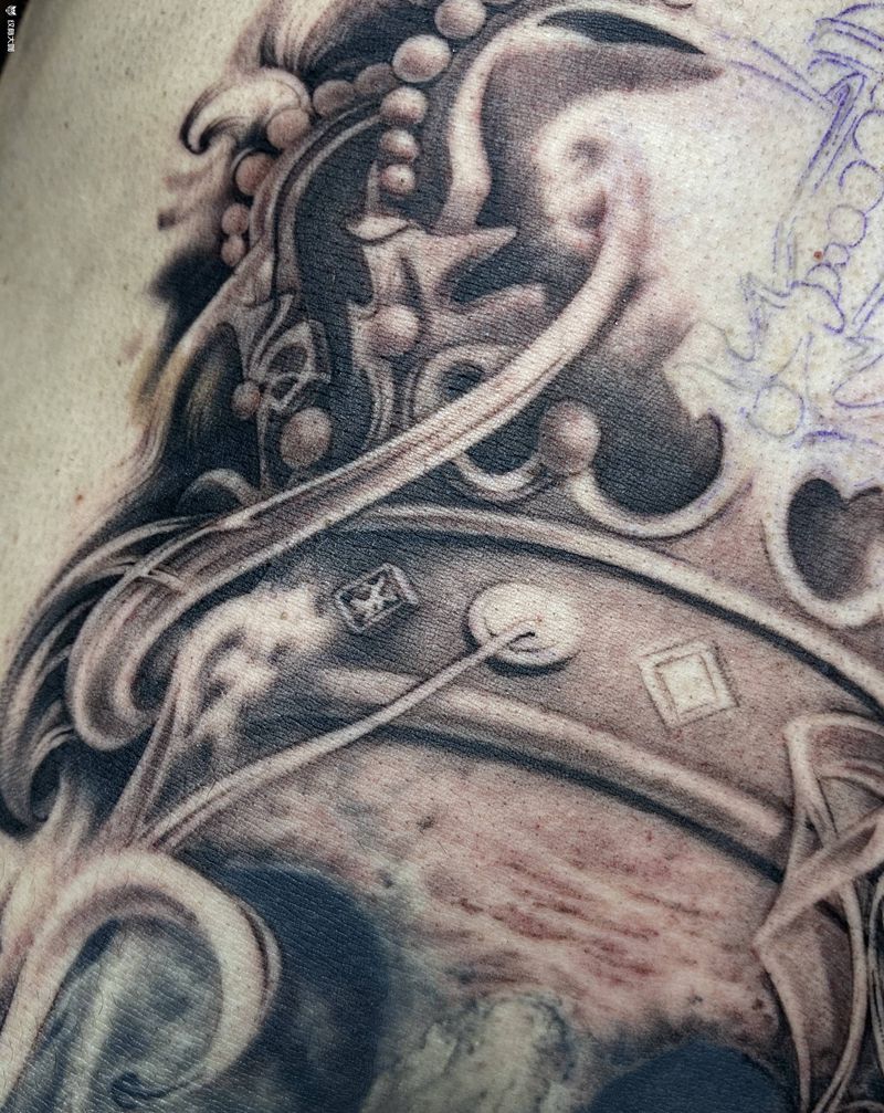 骷髅  皇冠纹身图片_腹部欧美写实纹身图案