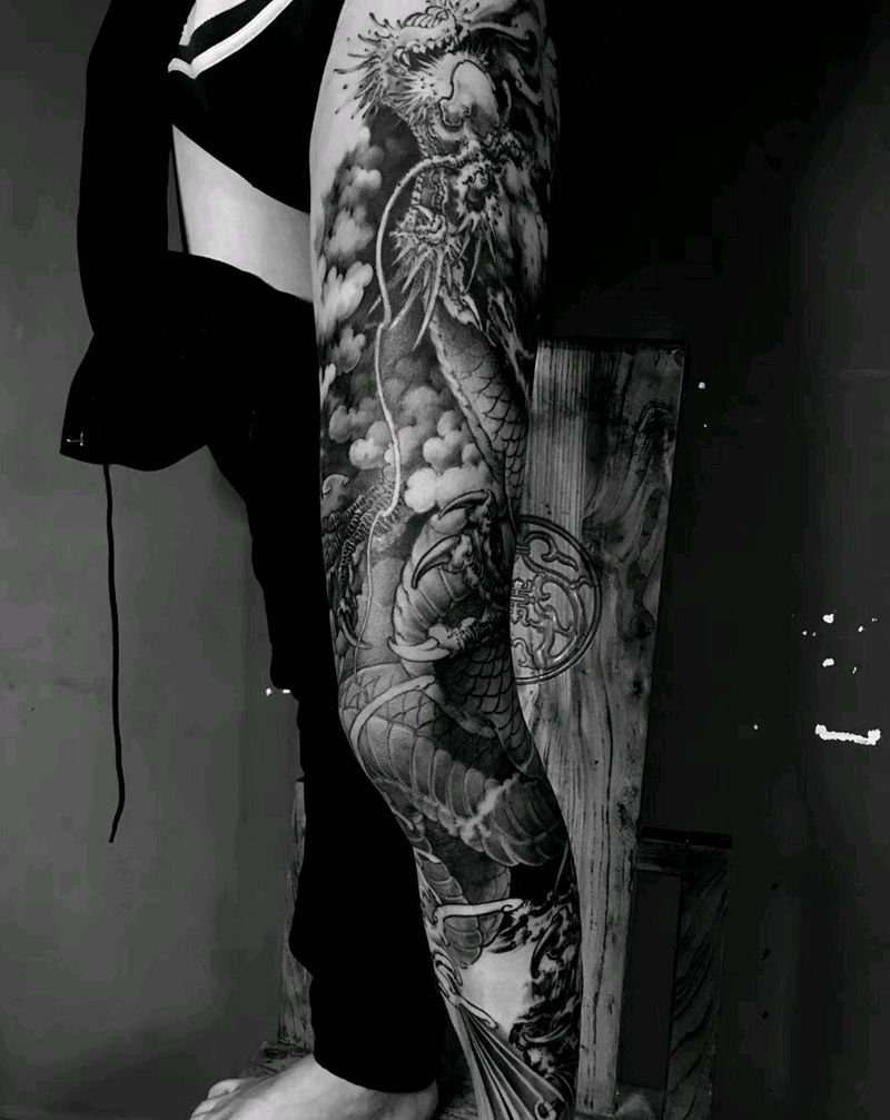 盘腿龙纹身图片_腿部新传统纹身图案