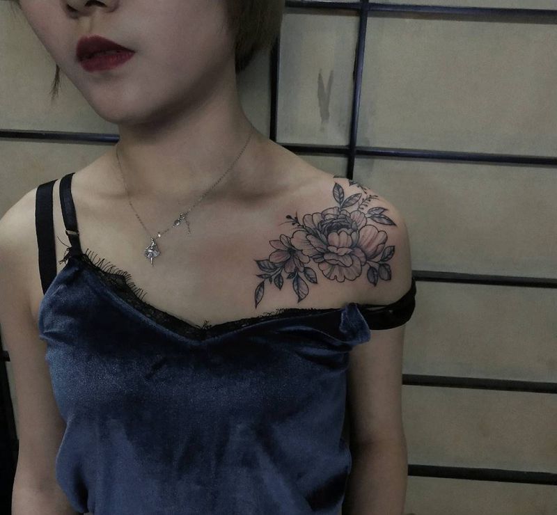 素花纹身图片_肩部胸部点刺纹身图案