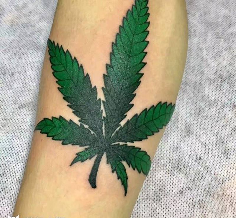 大麻叶纹身图片