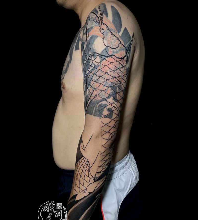 鲤鱼遮盖纹身图片_手部新传统纹身图案