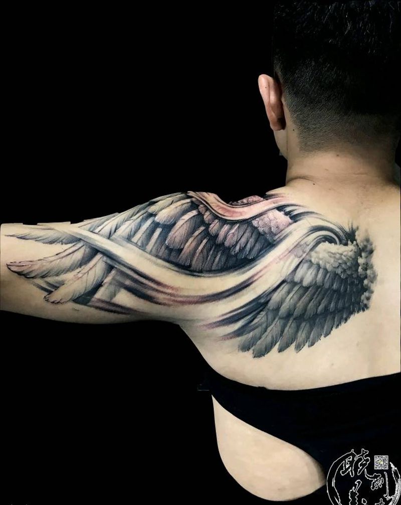 翅膀纹身图片_肩部欧美写实纹身图案