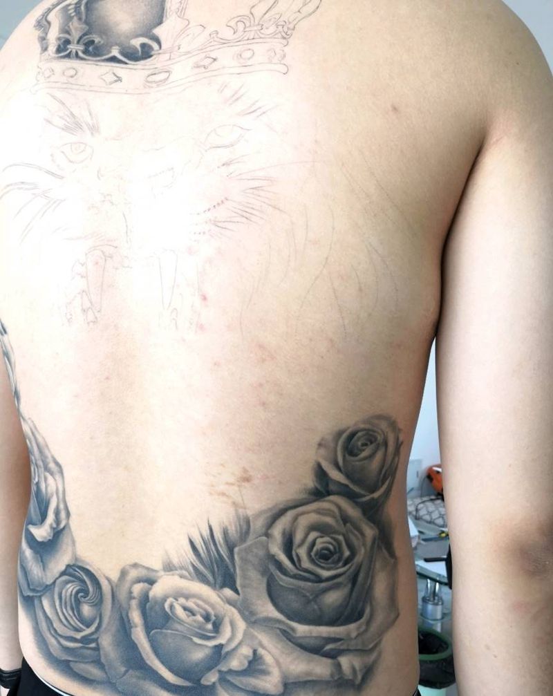 满背狮子玫瑰纹身图片