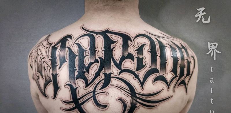 奇卡诺披肩纹身图片_背部肩部花体字英文图腾半背纹身图案