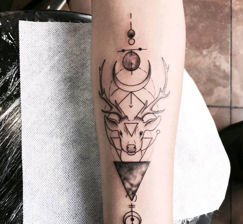 小鹿纹身图片_手部几何纹身图案