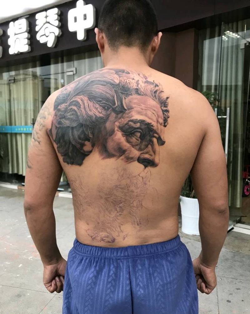 欧美写实纹身图片_背部欧美肖像写实人物原创成品纹身图案