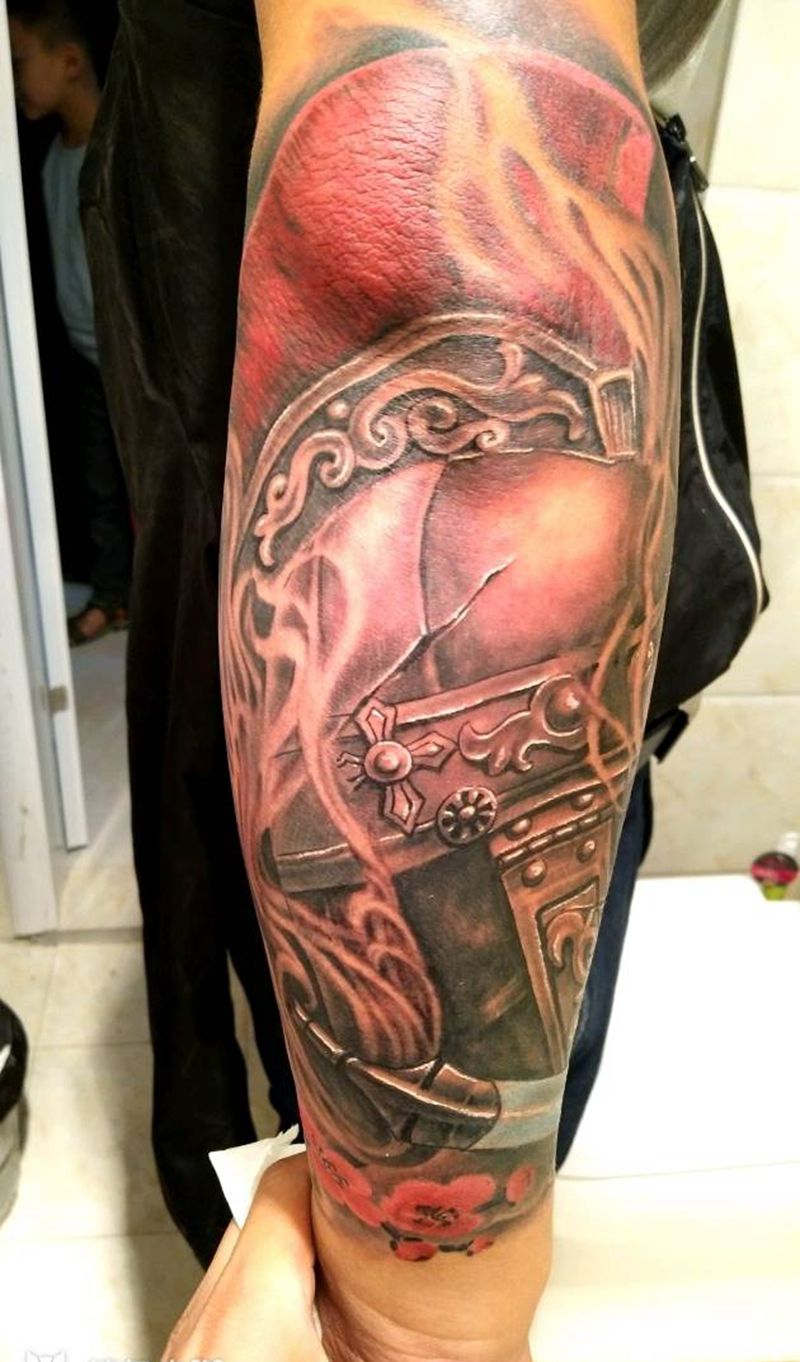 骷髅头盔纹身图片