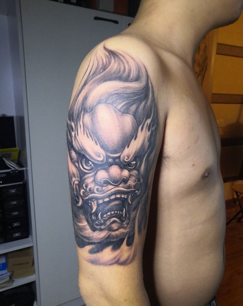 大臂唐狮纹身图片_手臂欧美写实纹身图案