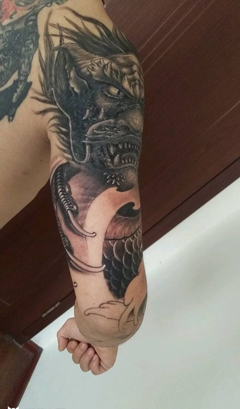 花臂龙纹身图片_手臂写实宗教纹身图案