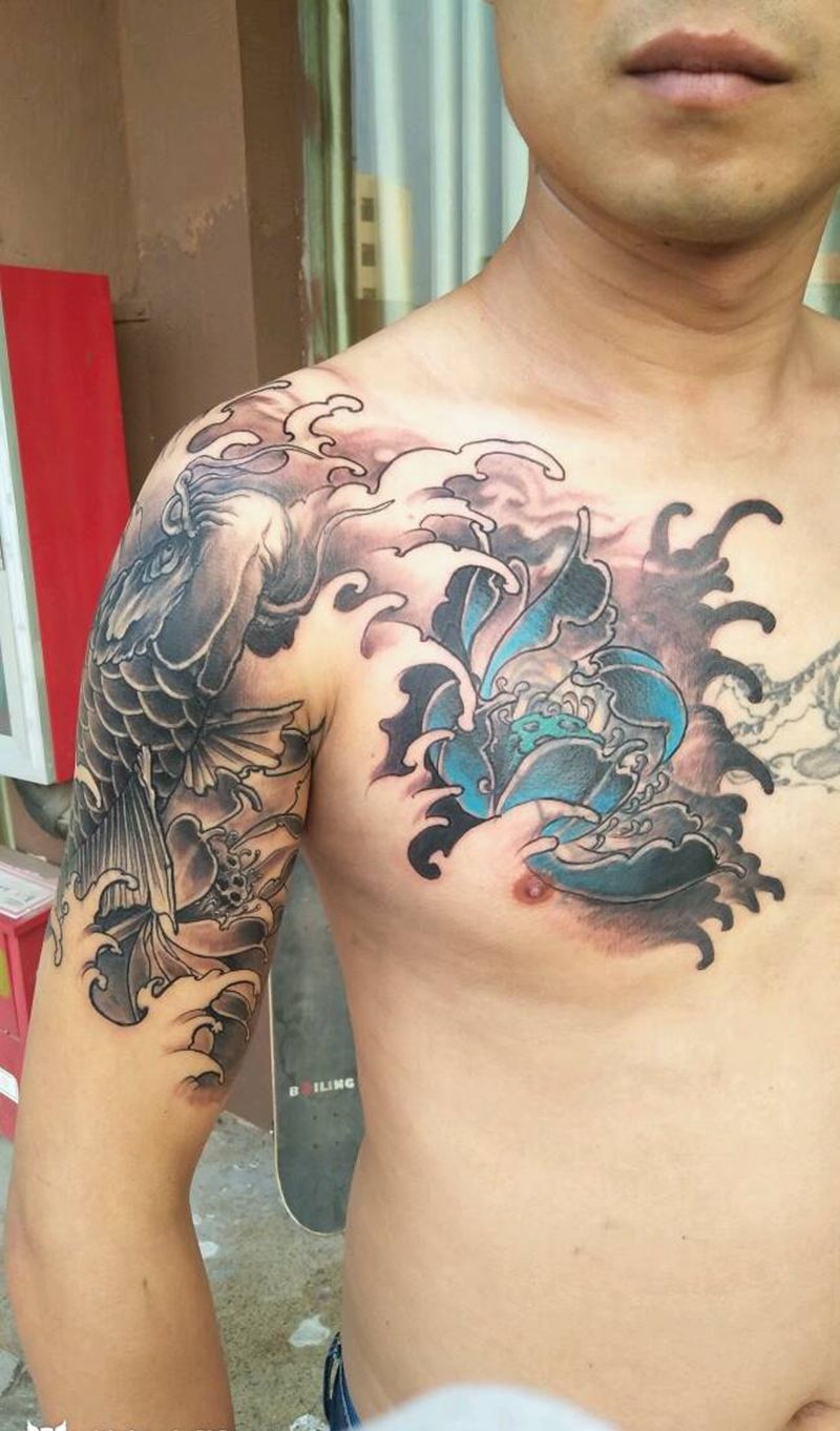 荷花遮盖顺便带个大鲤鱼龙非本人纹身图片_胸部手臂纹身图案