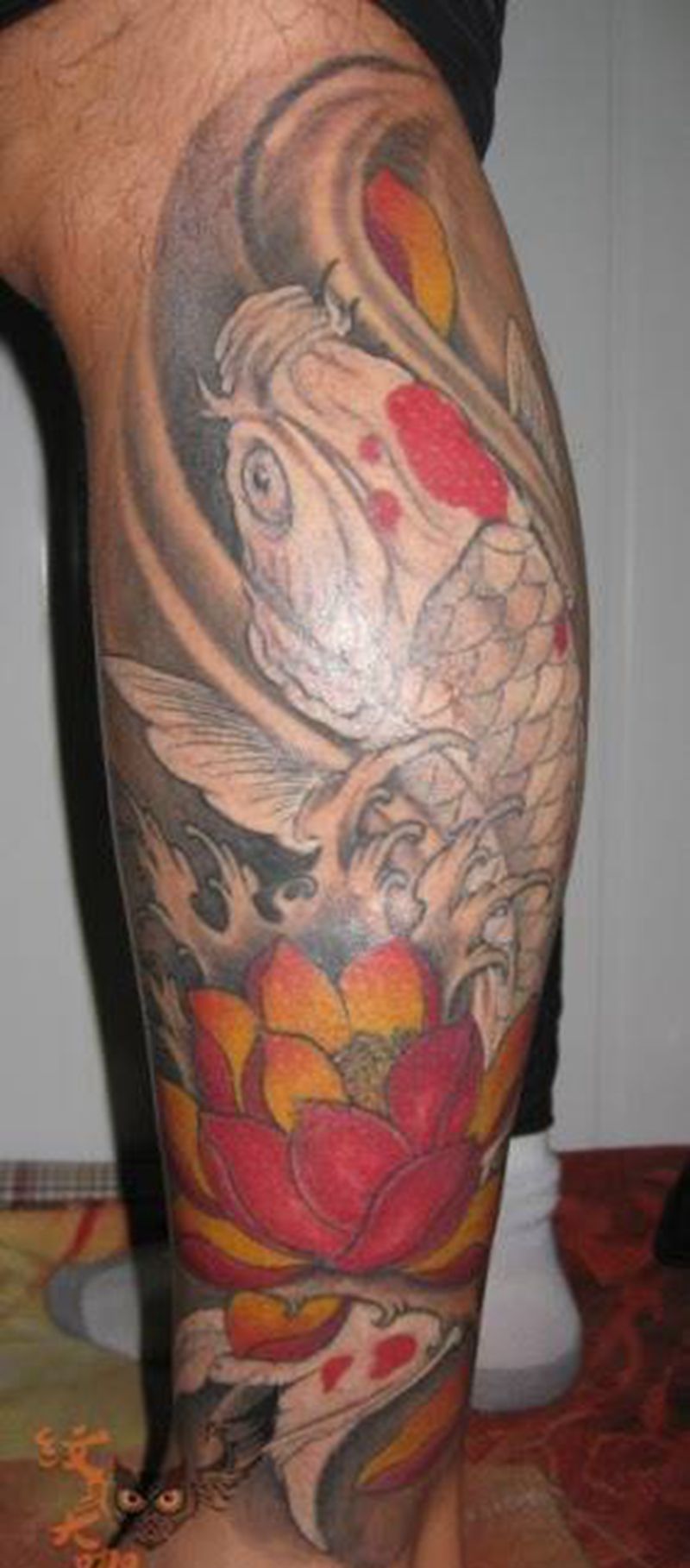 吉祥锦鲤纹身图片_腿部成品传统动物纹身图案