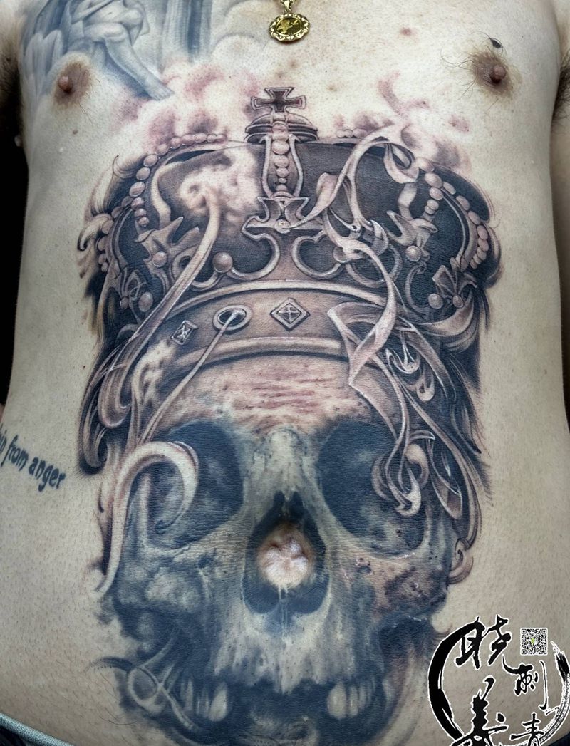 骷髅  皇冠纹身图片_腹部欧美写实纹身图案