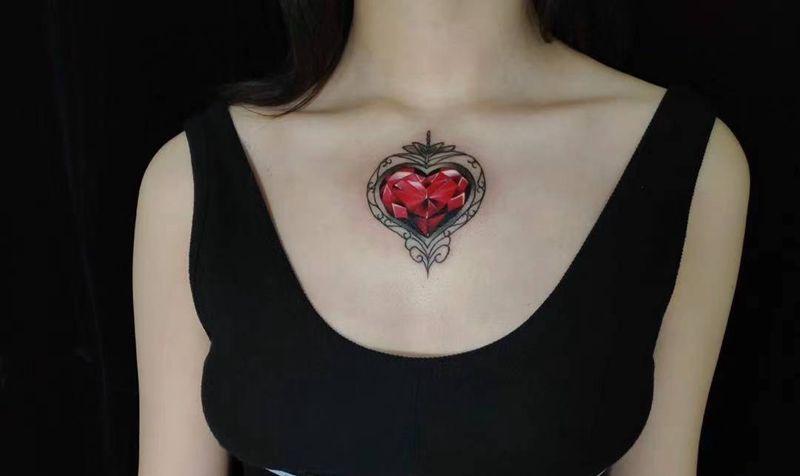 。纹身图片_胸部水彩宝石纹身图案