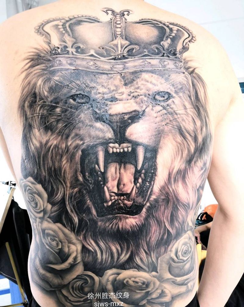 满背狮子写实玫瑰花纹身图片_背部欧美写实原创纹身图案