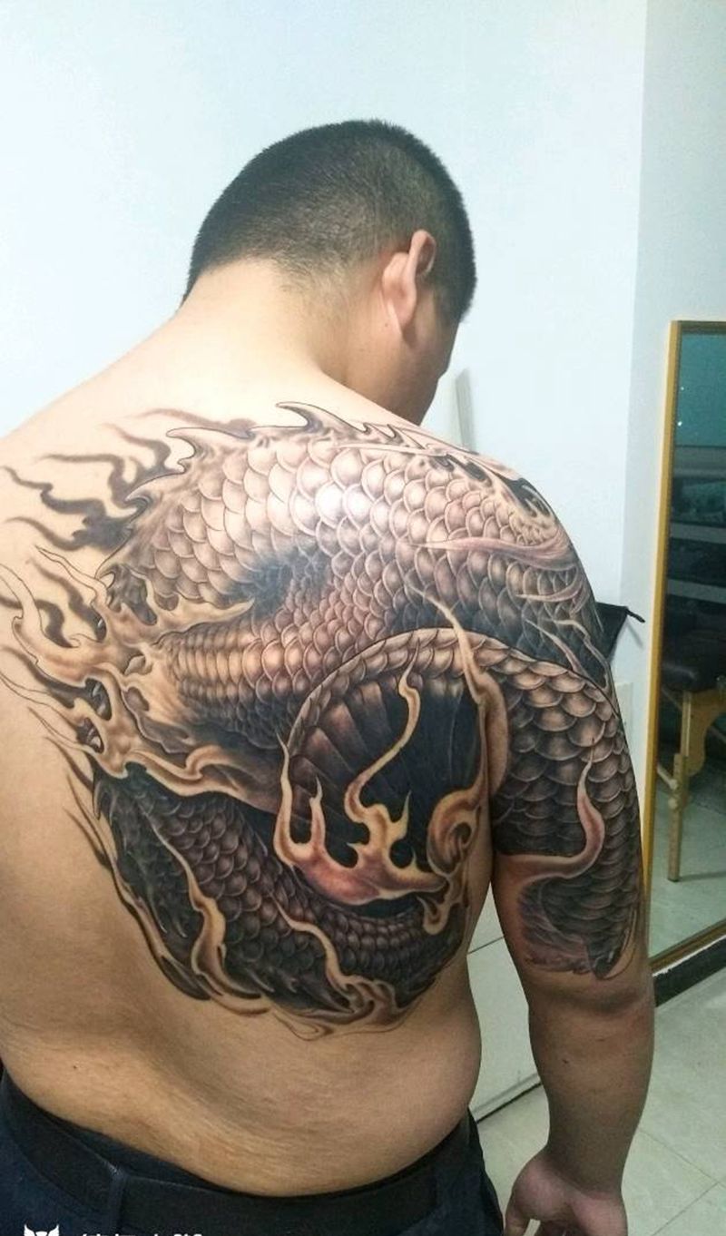 双半甲龙过肩龙纹身图片_肩部胸部背部手臂纹身图案