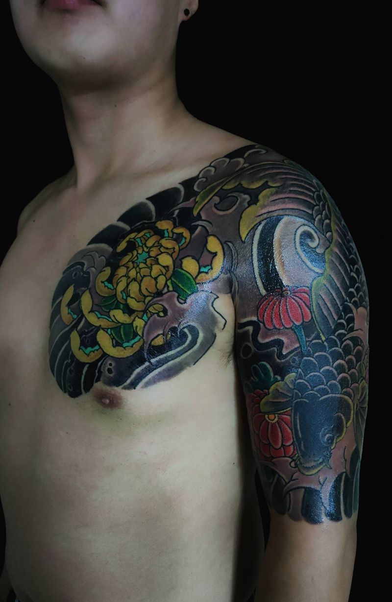 半胛纹身图片_胸部手臂老传统鱼菊花水浪纹身图案