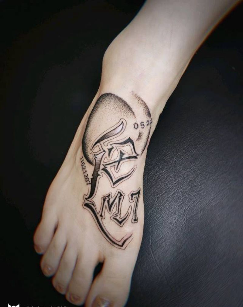 设计图纹身图片_脚部几何点刺花体英文纹身图案