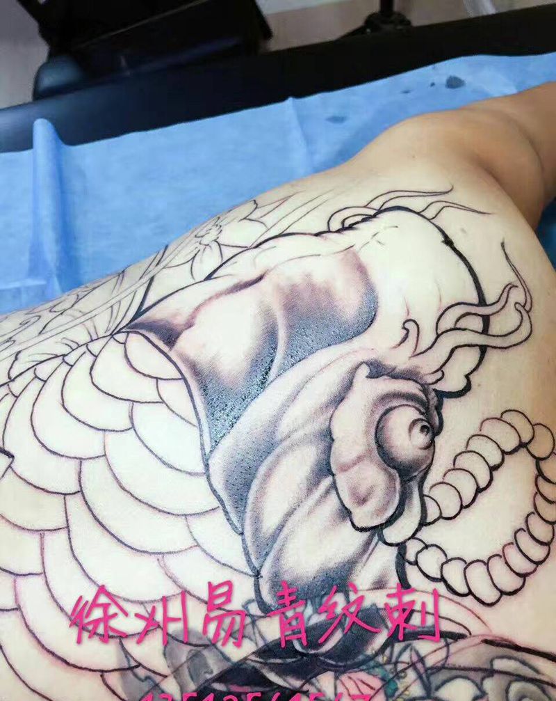 满背鱼纹身图片
