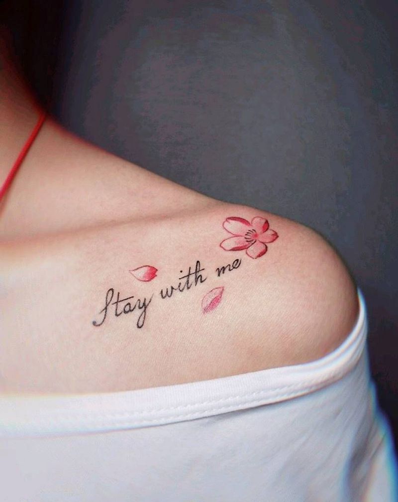 小清新纹身图片_肩部水彩桃花樱花英文纹身图案