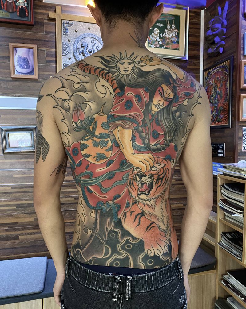武松打虎纹身图片_背部纹身图案