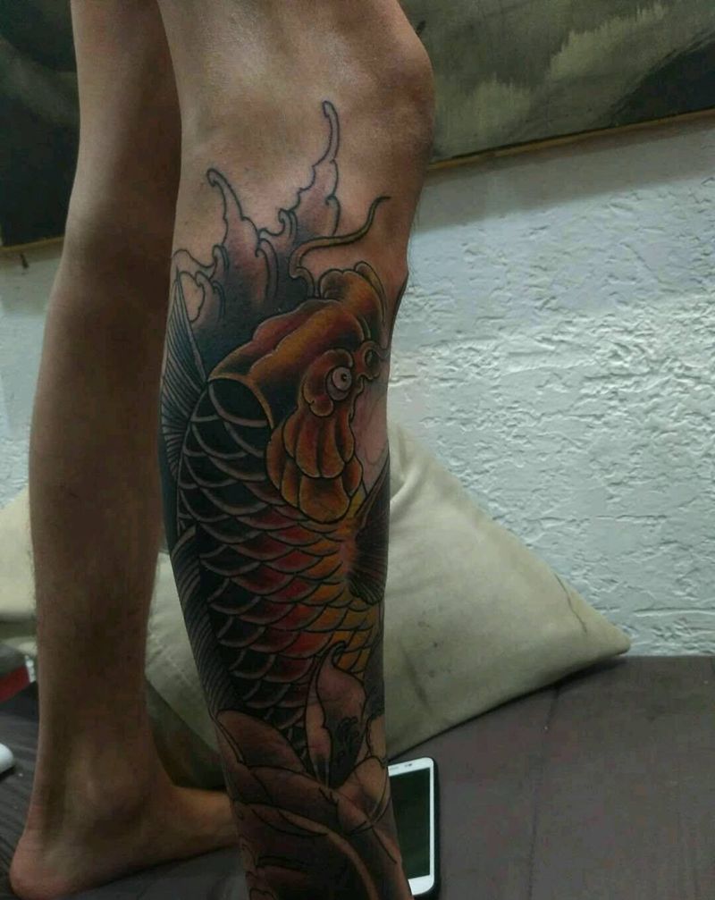 小腿鲤鱼遮盖纹身图片_腿部传统动物原创纹身图案