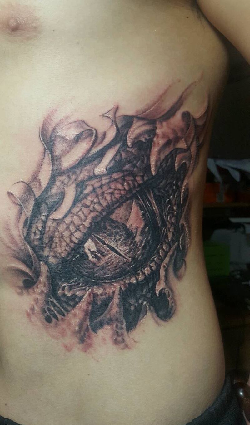 逆行纹身图片_腹部欧美写实动物人物原创成品纹身图案