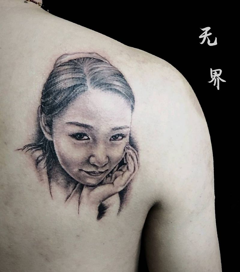 肖像纹身图片_肩部背部肖像纹身图案