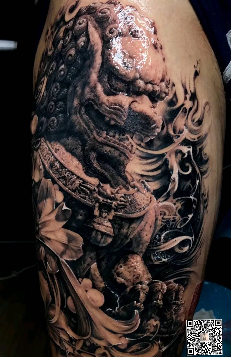 狮子纹身图片_腿部石雕纹身图案