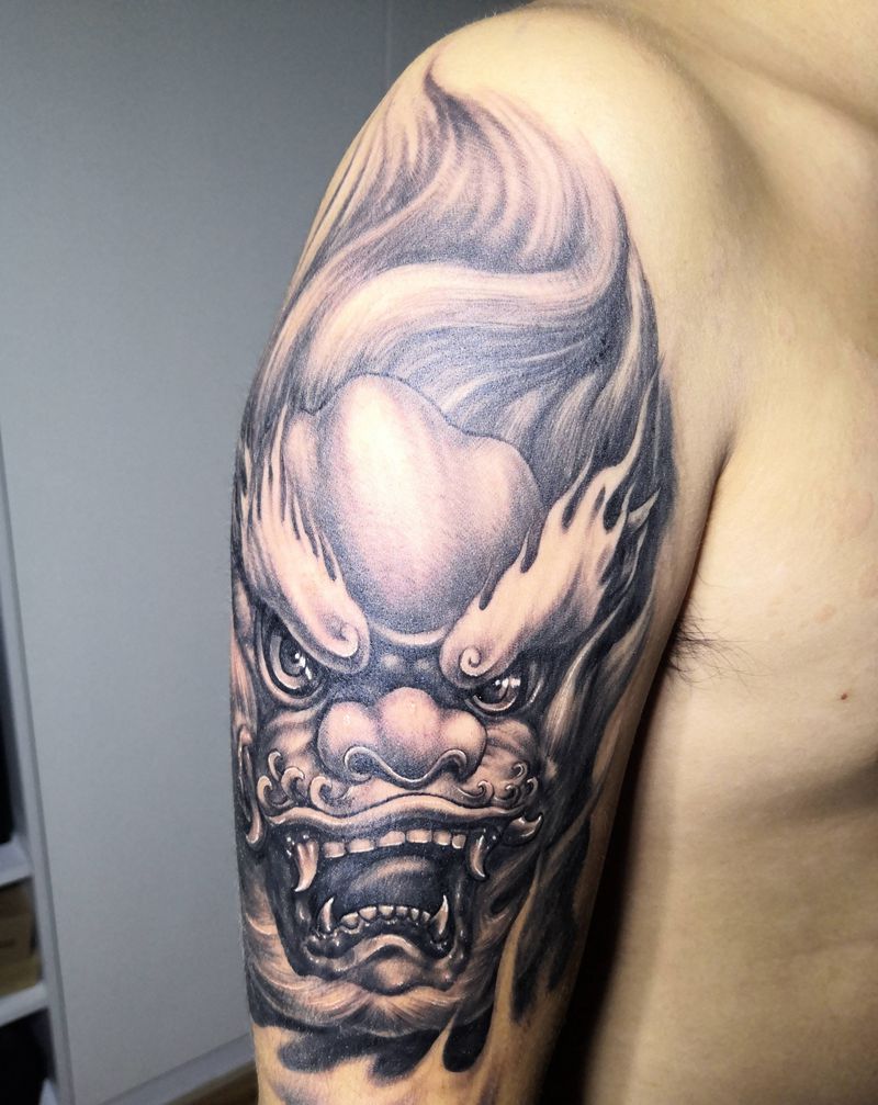 连云港客人大臂唐狮纹身图片_手臂欧美写实纹身图案